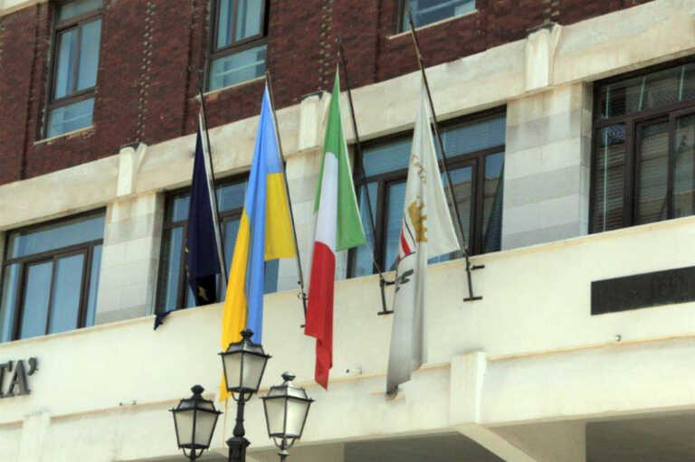 A Barletta sventola la bandiera ucraina: «Piccolo gesto carico di significato»