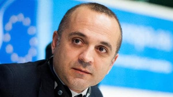 D’Attis denuncia: «Una mia foto usata per una truffa online»