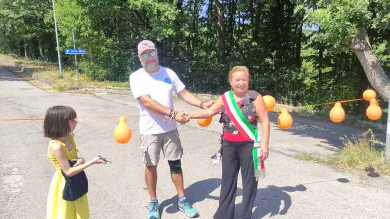 Attraversa l’Italia a piedi contro la sclerosi: Michele accolto in Puglia – VIDEO