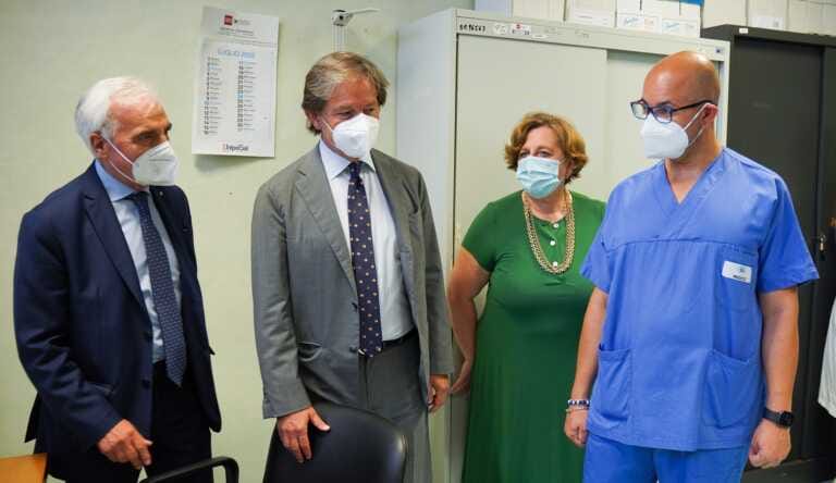 Galleria foto 'Vaccini, open day al Policlinico. Palese: «Acceleriamo con quarte dosi» – VIDEO' - foto 1