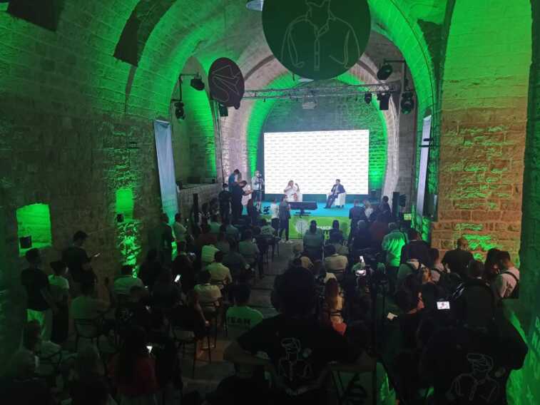 Bisceglie, Conte: «Il governo cadrà? Andate in vacanza, vi aggiorneremo»