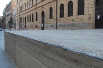 Galleria foto 'A Roma distruggono con gli skateboard nuova area pedonale' - foto 1