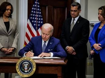 Galleria foto 'Aborto Usa, Biden firma ordine esecutivo' - foto 1