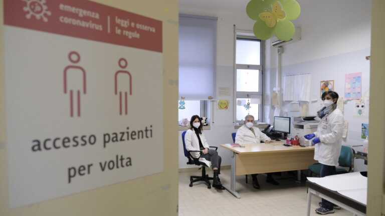 Galleria foto 'Bari, la Asl riattiva tre hub vaccinali: accesso su prenotazione' - foto 1