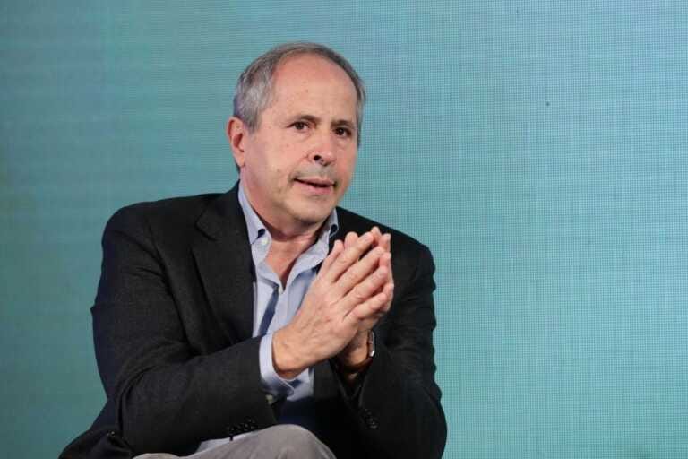 Covid, Crisanti: «Vaccino unico? Solo marketing. Sì alla mascherina»