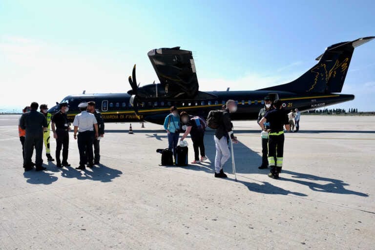 Ucraina, una donna e due militari feriti arrivati in Puglia: saranno curati a Bari