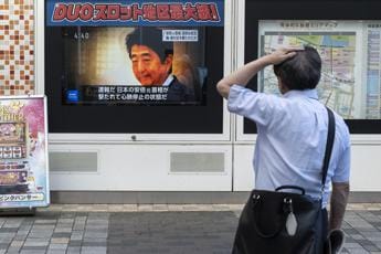 Galleria foto 'Attentato Abe, da Draghi a Macron: la reazione dei leader' - foto 1