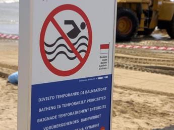 Galleria foto 'Batteri oltre i limiti, stop bagno al mare in 22 punti Emilia Romagna' - foto 1