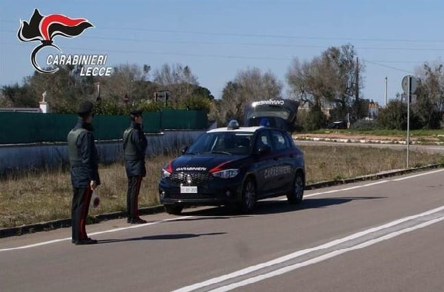 Scoperto con 250 grammi di droga da confezionare e un coltello da 23 centimetri: arrestato nel Leccese