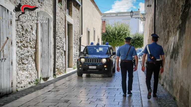 Irsina, si fingono venditori e rubano la collana a una 93enne: denunciati
