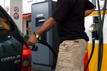 Galleria foto 'Carburanti, prezzi benzina e diesel ancora in calo oggi in Italia' - foto 1