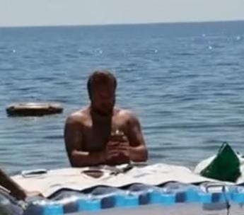 Galleria foto 'Celebra messa sul materassino in mare, sacerdote indagato' - foto 1