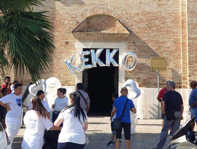 San Severo, Palloncini bianchi e applausi per l’ultimo saluto a Kekko – VIDEO