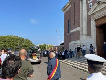 Galleria foto 'Chiesa gremita e lunghi applausi per l’ultimo saluto al linguista Serianni' - foto 1