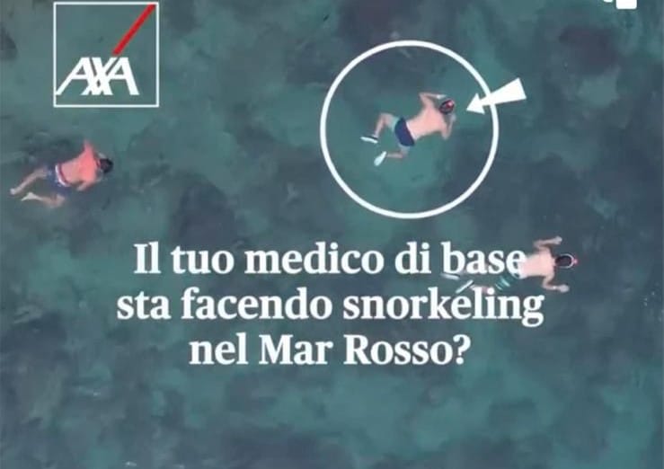 L’attacco ai medici nello spot della compagnia assicurativa