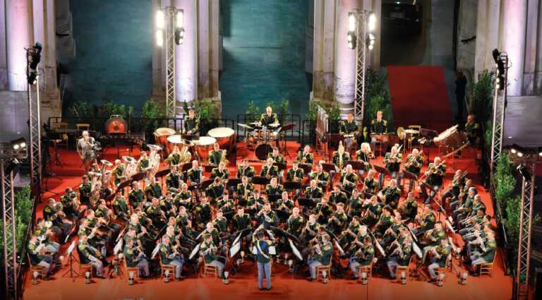 Galleria foto 'Manduria, concerto della banda delle fiamme gialle per i 90 anni della vitivinicola' - foto 1