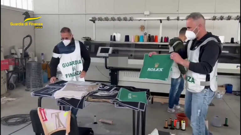 Galleria foto 'Contraffazione, denunciate 9 persone, 13mila capi falsi sequestrati' - foto 1