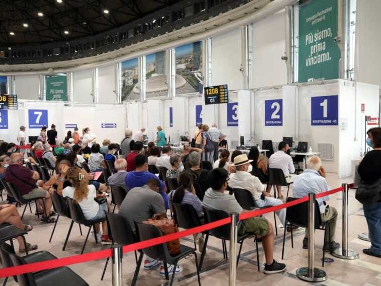 Galleria foto 'Covid, 120.683 nuovi positivi e 176 vittime nelle ultime 24 ore' - foto 1