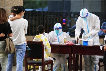 Galleria foto 'Covid Cina, contagi più alti da maggio: milioni in isolamento' - foto 1
