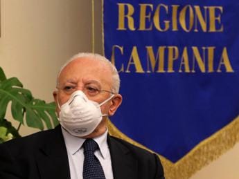 Galleria foto 'Covid: De Luca, ‘positivi reali il doppio dei registrati, mascherina sempre’' - foto 1