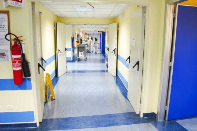 Galleria foto 'Covid, il ministero della salute esorta le regioni a potenziare i posti letto degli ospedali' - foto 1