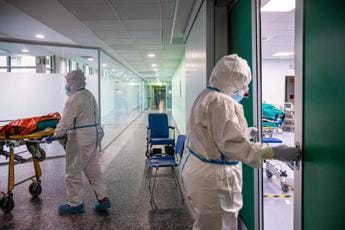 Galleria foto 'Covid Italia, sale pressione su ospedali: 9 regioni a rischio alto' - foto 1