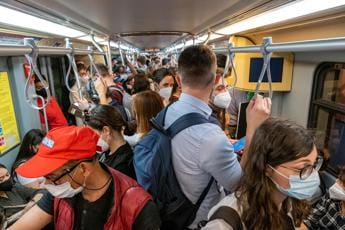 Galleria foto 'Covid Italia, virus corre: Rt e incidenza salgono ancora' - foto 1