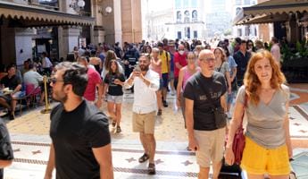 Galleria foto 'Covid oggi Italia, rallenta crescita contagi: report Gimbe' - foto 1