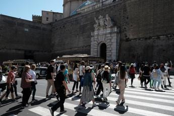 Galleria foto 'Covid oggi Lazio, 13.555 contagi e 12 morti: record casi da gennaio' - foto 1
