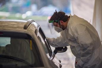 Galleria foto 'Covid oggi Sardegna, 2.981 contagi e 2 morti: bollettino 7 luglio' - foto 1