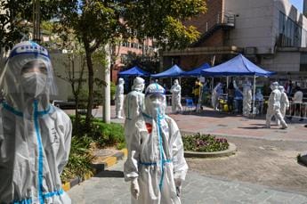 Galleria foto 'Covid oggi Shanghai, 8 contagi: tamponi a tappeto' - foto 1