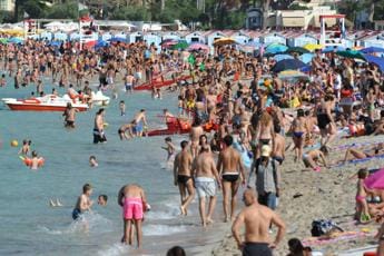 Galleria foto 'Covid, Pregliasco: “Rallenta crescita casi, agosto più sereno”' - foto 1
