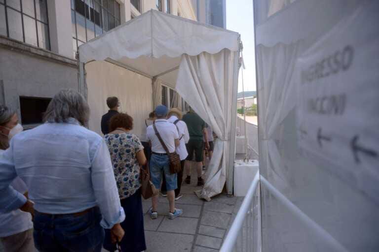 Galleria foto 'Covid, sono 88.221 i nuovi positivi e 253 le vittime' - foto 1