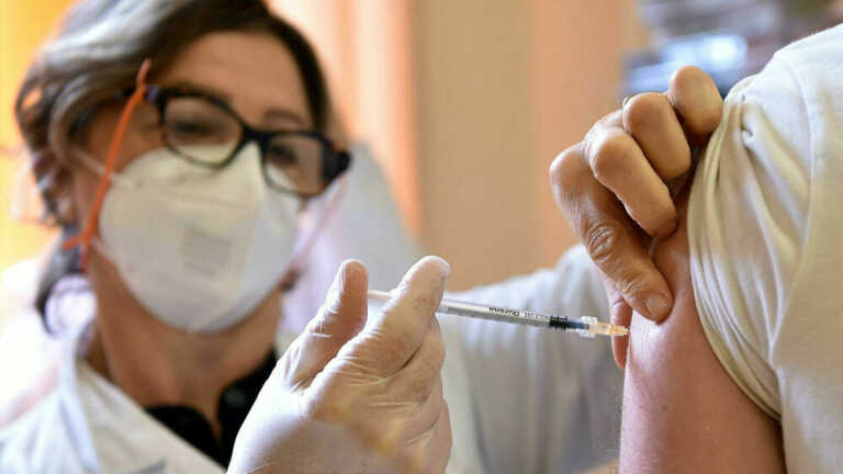 Covid, Palese: «Hub vaccinali mai stati chiusi. Un errore lo stop all’emergenza»