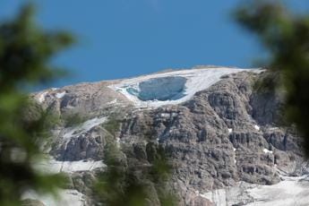Galleria foto 'Crollo Marmolada, 7 vittime: droni in azione per cercare i dispersi' - foto 1