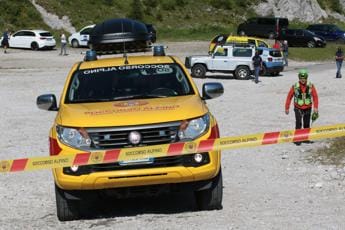 Galleria foto 'Crollo Marmolada, ricerche continuano: oggi lutto cittadino in Val di Fassa' - foto 1