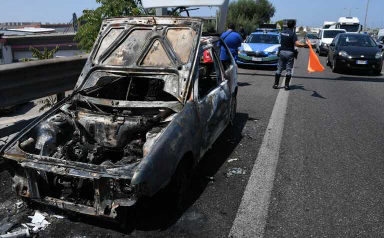Galleria foto 'Auto in fiamme sulla Statale 16, rallentamenti in direzione sud' - foto 1