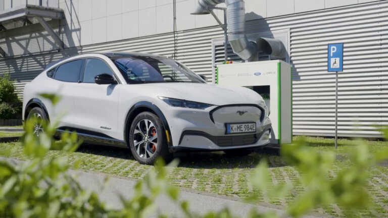 Galleria foto 'Da Ford un prototipo di stazione di ricarica robotizzata' - foto 1