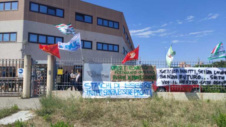 Galleria foto 'Brindisi, nuova agitazione dei lavoratori Dema. Dipendenti davanti ai cancelli' - foto 1
