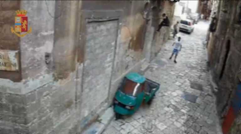 Taranto, calavano dal balcone la droga nascosta in un sacco di juta: sgominata banda dello spaccio
