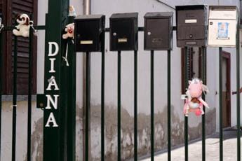 Galleria foto 'Diana, bimba morta di stenti: oggi i funerali' - foto 1