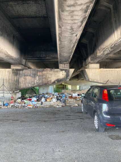 Galleria foto 'Bari, spunta la maxi-discarica sotto il ponte Tatarella – FOTO' - foto 1