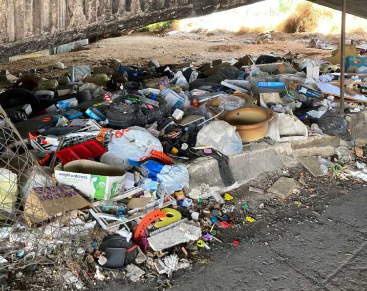 Bari, spunta la maxi-discarica sotto il ponte Tatarella – FOTO