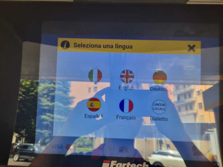 La colonnina self service risponde in dialetto: sorpresa al distributore