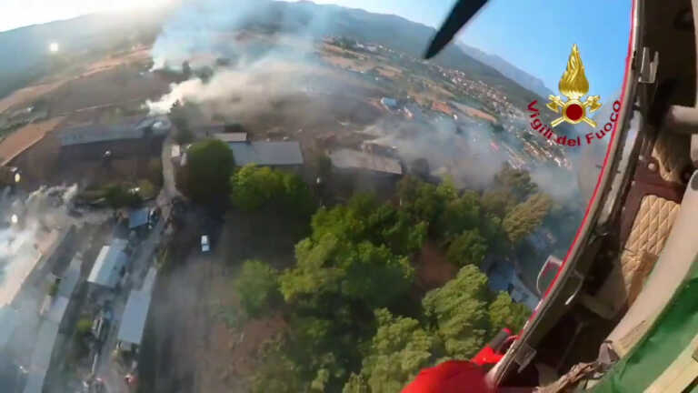 Galleria foto 'Domato incendio a Paganica con l’ausilio di un elicottero' - foto 1