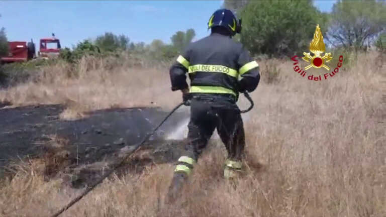 Galleria foto 'Doppio incendio a Loiri in Sardegna, paura per alcune abitazioni' - foto 1