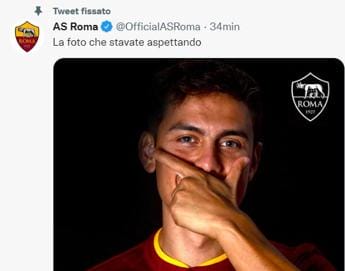 Galleria foto 'Dybala ha firmato, è un nuovo calciatore della Roma' - foto 1