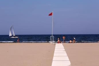Galleria foto 'Escherichia coli, divieti balneazione in 22 spiagge Emilia Romagna: la lista' - foto 1