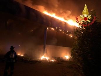 Galleria foto 'Fiamme nella notte in un capannone abbandonato a Garbagnate' - foto 1