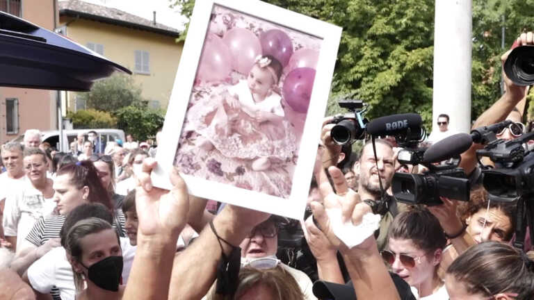 Galleria foto 'Folla e commozione ai funerali della piccola Diana a Milano' - foto 1